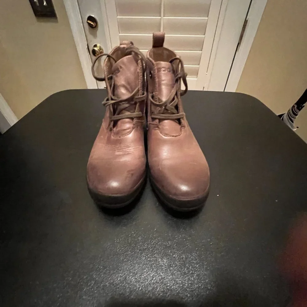 Bogs size 8.5 Carrie Chukka ankle boots